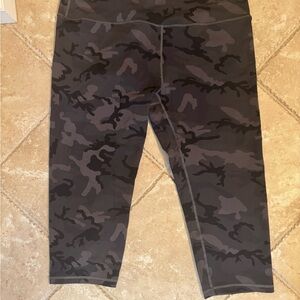 Zyia camo crop leggings, size 20